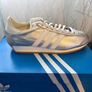 Adidas Silver and White Country OG size 8M- NEW